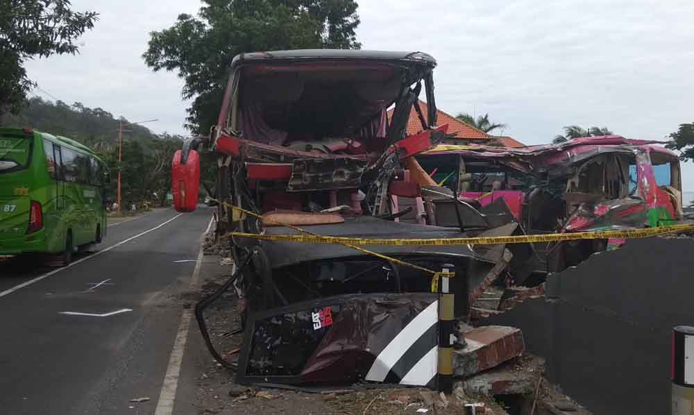 Bangkai bus Bali Radiance di jalur Pantura KM 13 Banyuwangi