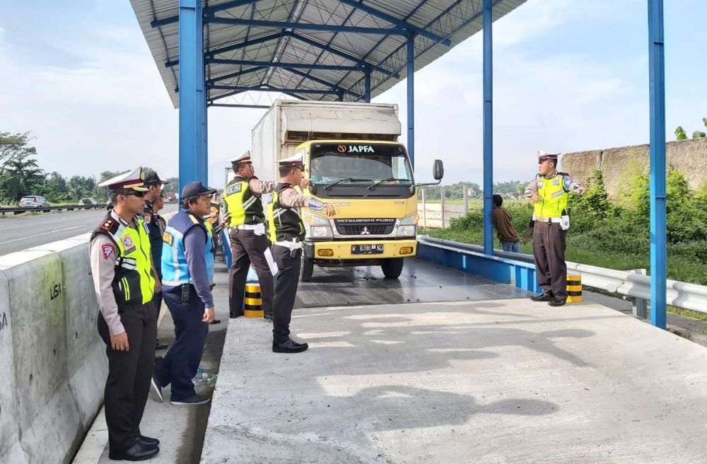 Razia kendaraan yang digelar Sat PJR Polda Jatim di Jalan Tol Sidoarjo