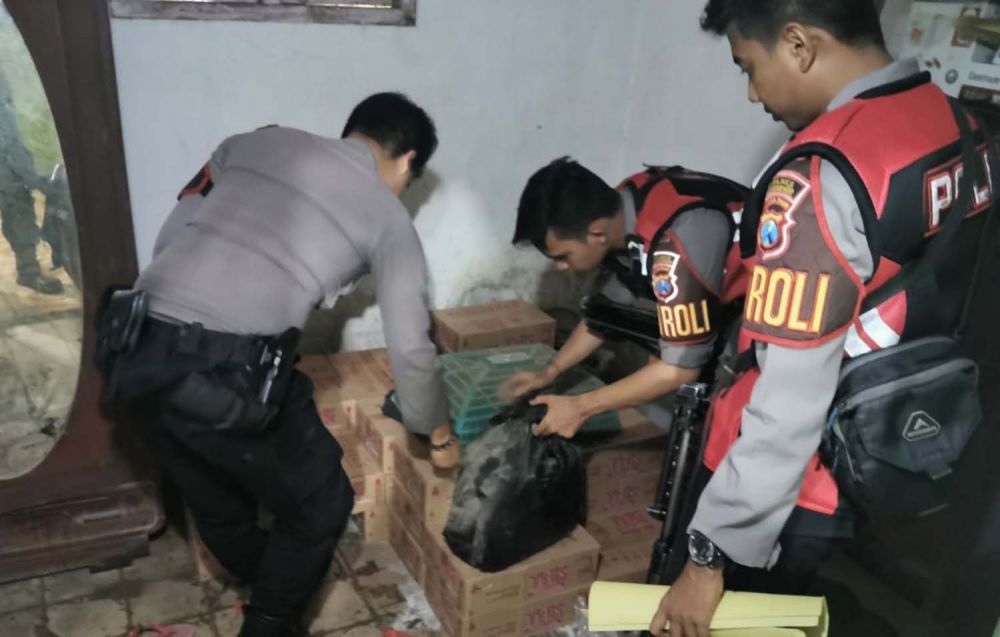 Tim Patroli Sabhara Polres Situbondo merazia salah satu penjual miras jenis arak dan anggur