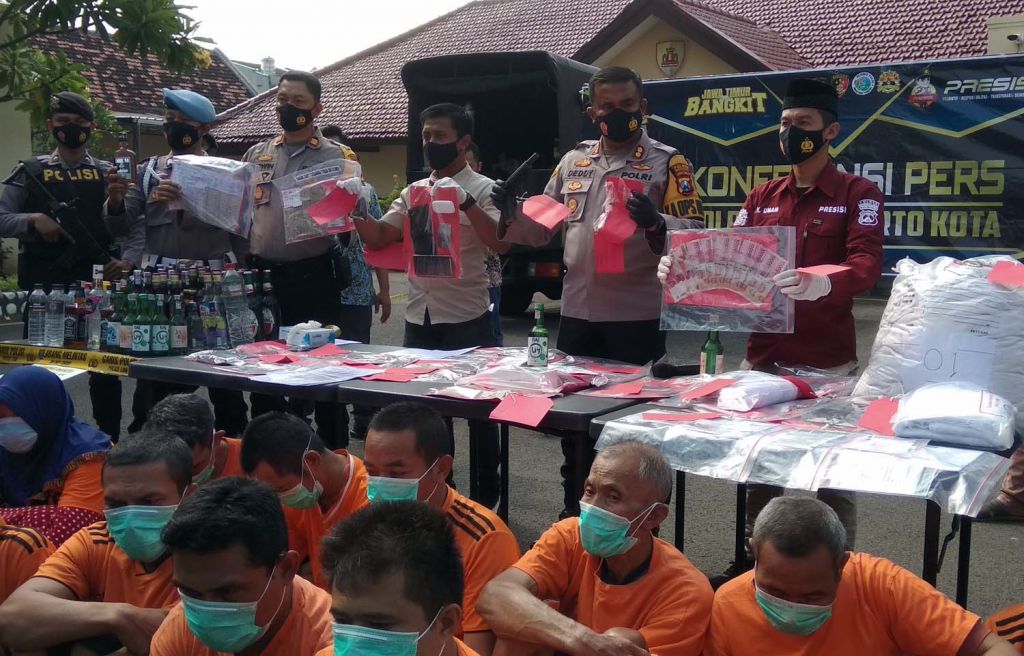Para tersangka dan barang bukti dibeber di Mapolres Mojokerto Kota