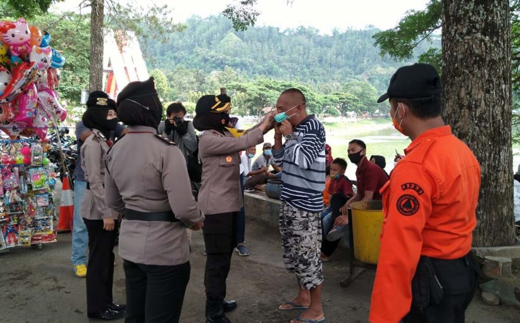 Pengunjung wisata Telaga Ngebel Ponorogo diberi masker gratis