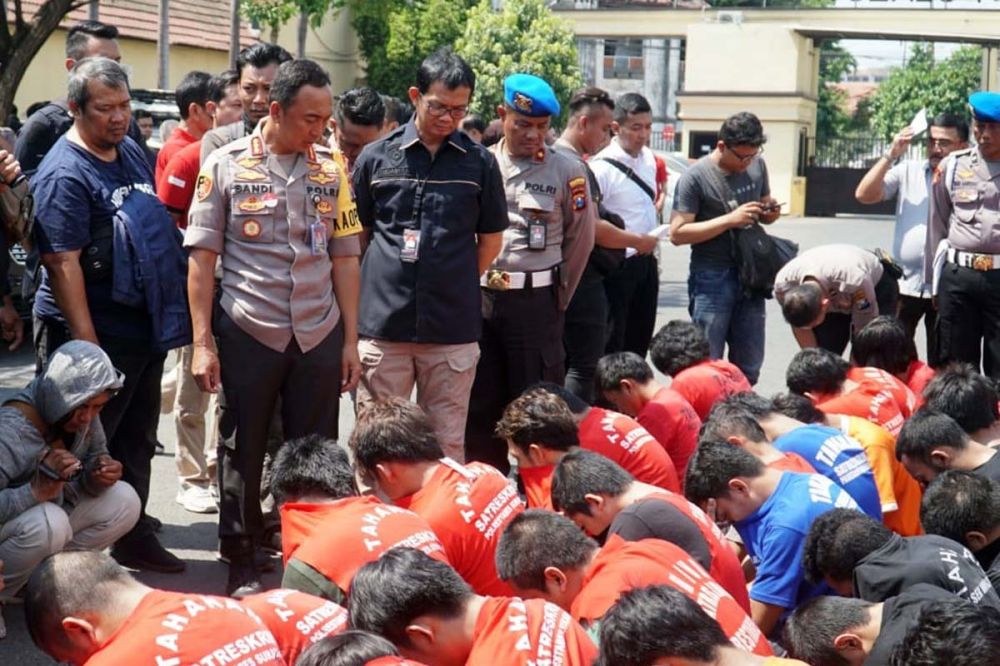 Kapolrestabes Surabaya Kombes Pol Sandi Nugroho dan Kasatreskrim AKBP Sudamiran menginterogasi para penjahat yang ditangkap dalam Operasi Sikat Semeru 2019