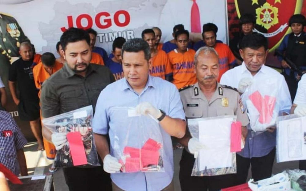 Kasubdit Jatanras Ditreskrimum Polda Jatim AKBP Leonard Sinambela membeberkan barang bukti dan para pelaku kejahatan