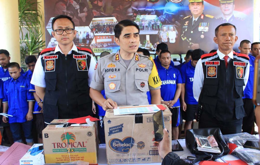 Kapolres Pasuruan AKBP Rofiq Ripto Hinawan (tengah) dan Kasatreskrim AKP Dewa Yoga (kiri) membeberkan para pelaku dan barang bukti hasil Operasi Sikat Semeru 2019 