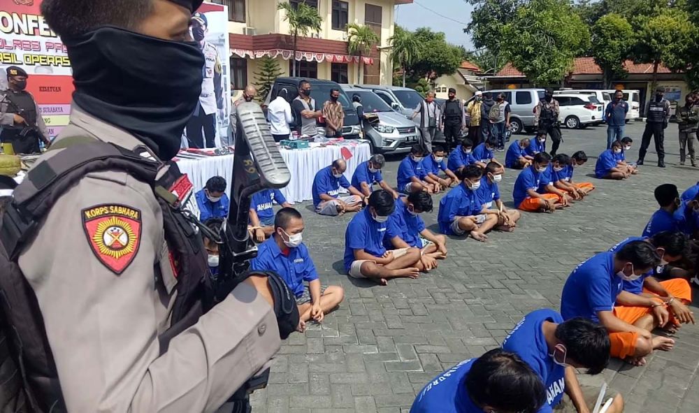 Para tersangka dipamerkan di Mapolres Pasuruan