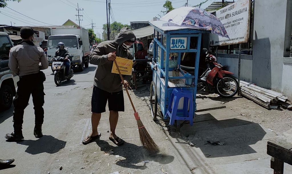 Tak Pakai Masker, Warga Surabaya Disidang di Tempat hingga Nyapu Jalan