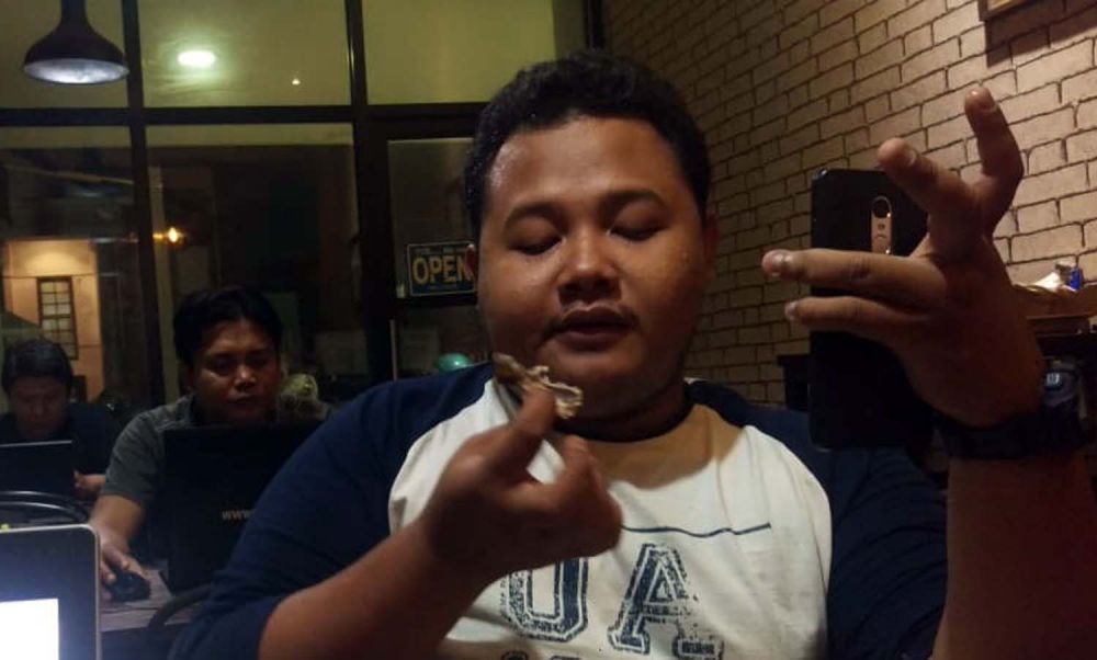 Ilustrasi pria makan makanan cepat saji (Foto: jatimnow.com)
