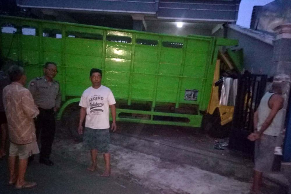 Truk yang dibawa kabur pengidap gangguan jiwa menabrak rumah di Tulungagung