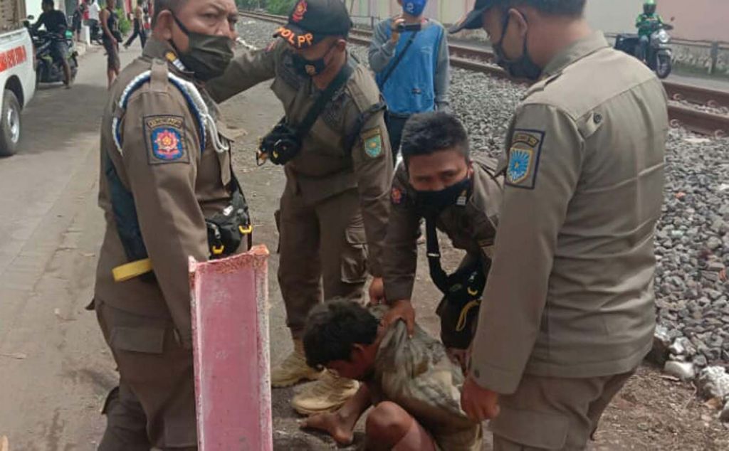 Orang Gila di Kota Probolinggo Mengamuk Lukai Dua Orang