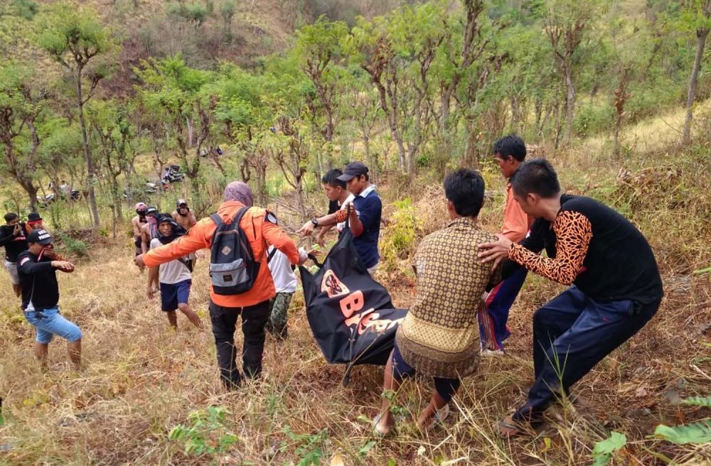 Tim SAR gabungan mengevakuasi jasad pria yang dilaporkan hilang di Gunung Remuk, Banyuwangi