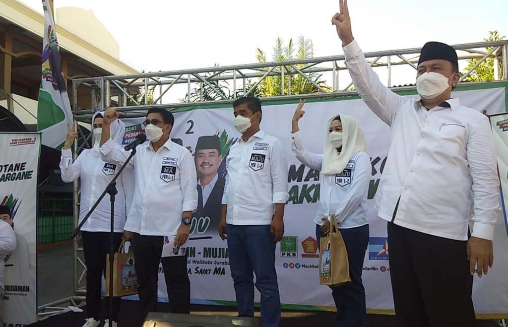 Machfud Arifin-Mujiaman Orasi Politik di Dekat Makam Sawunggaling