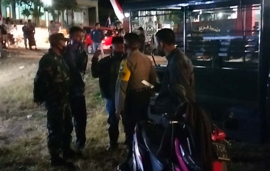 Polisi membubarkan orkes dangdut malam agustusan di Pasuruan