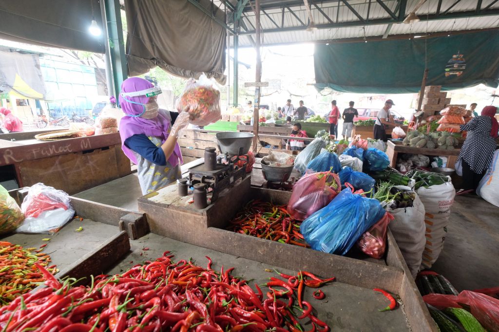 Pedagang di PIOS mengenakan face shield untuk memutus mata rantai penularan virus yang mematikan itu. (Foto-foto: Budi Sugiharto)