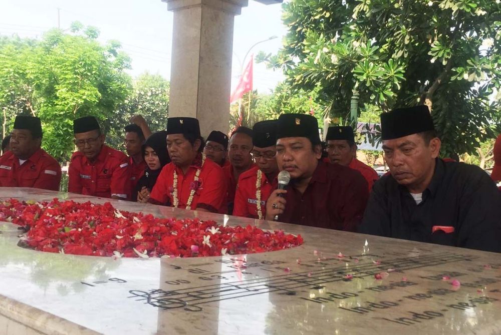 Seluruh kader PDIP Surabaya saat berziarah di makam WR Soepratman di Rangkah, Tambaksari