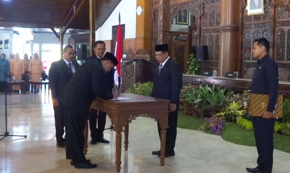 Proses pelantikan 42 pejabat baru oleh Bupati Tulungagung Maryoto Birowo