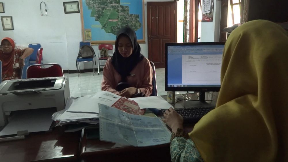 Waga mengurus surat di salah satu kantor desa Tulungagung