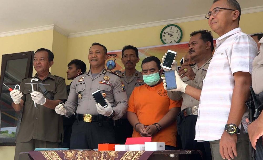 Kapolsek Tulungagung Kota Kompol Rudi Purwanto menunjukkan barang bukti dan tersangka