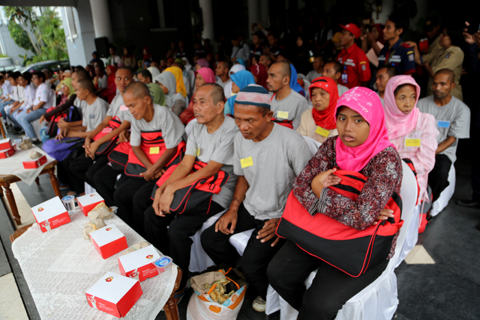 Pulangkan 72 PMKS, Risma: Carilah Nafkah yang Lebih baik