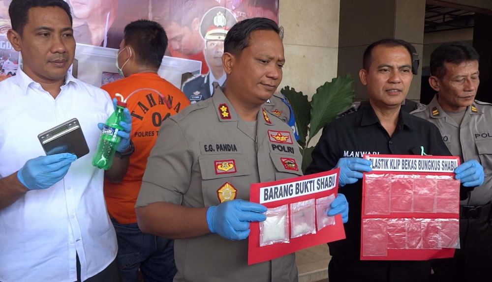Kapolres Tulungagung AKBP Eva Guna Pandia membeberkan barang bukti sabu yang disita dari seorang tersangka 