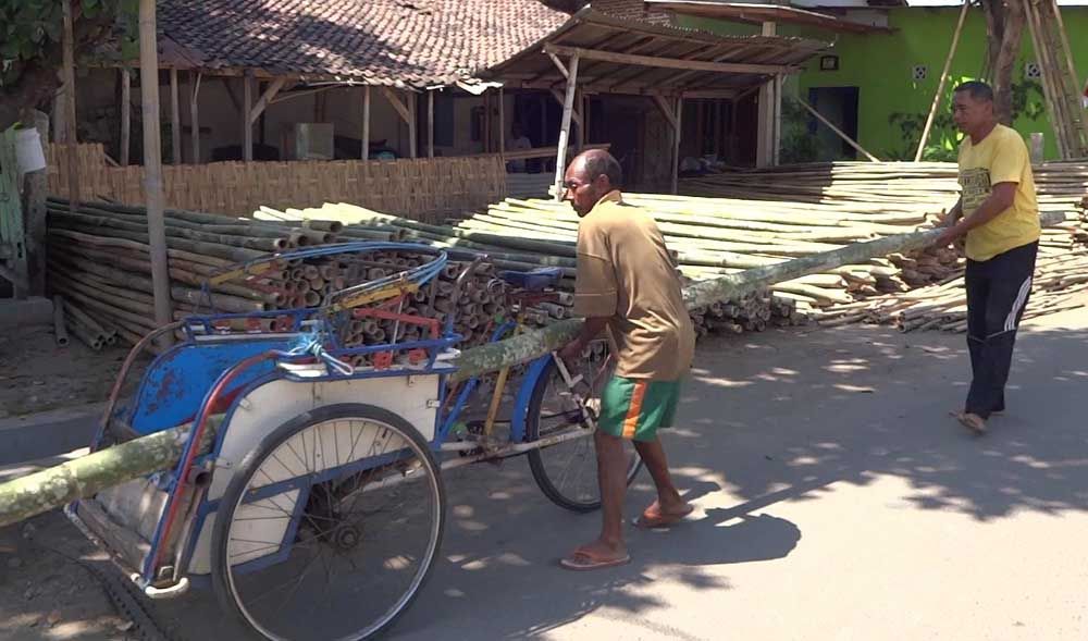 Penjualan bambu di Tulungagung