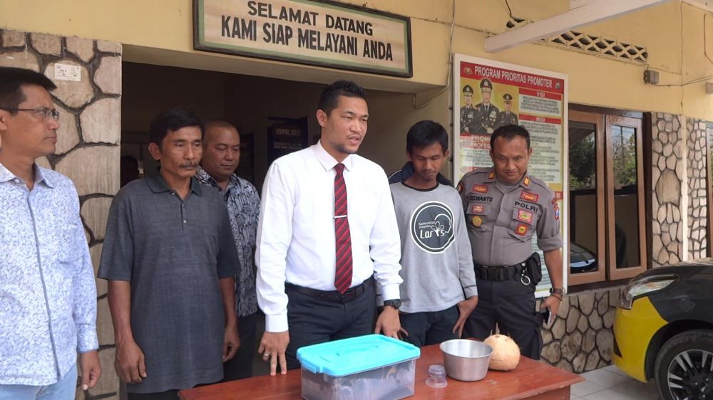 Kasatreskrim Polres Tulungagung AKP Hendi Septiadi menunjukkan barang bukti viral matinya seekor kucing

