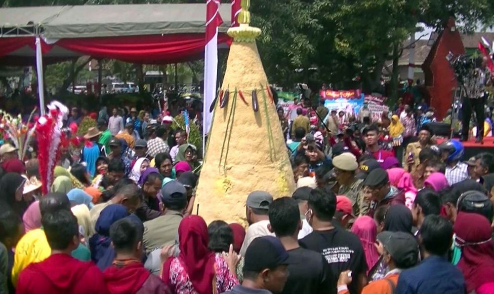 Tumpeng setinggi 2 meter diarak dalam prosesi peringatan Hari Jadi ke 825 Kabupaten Trenggalek