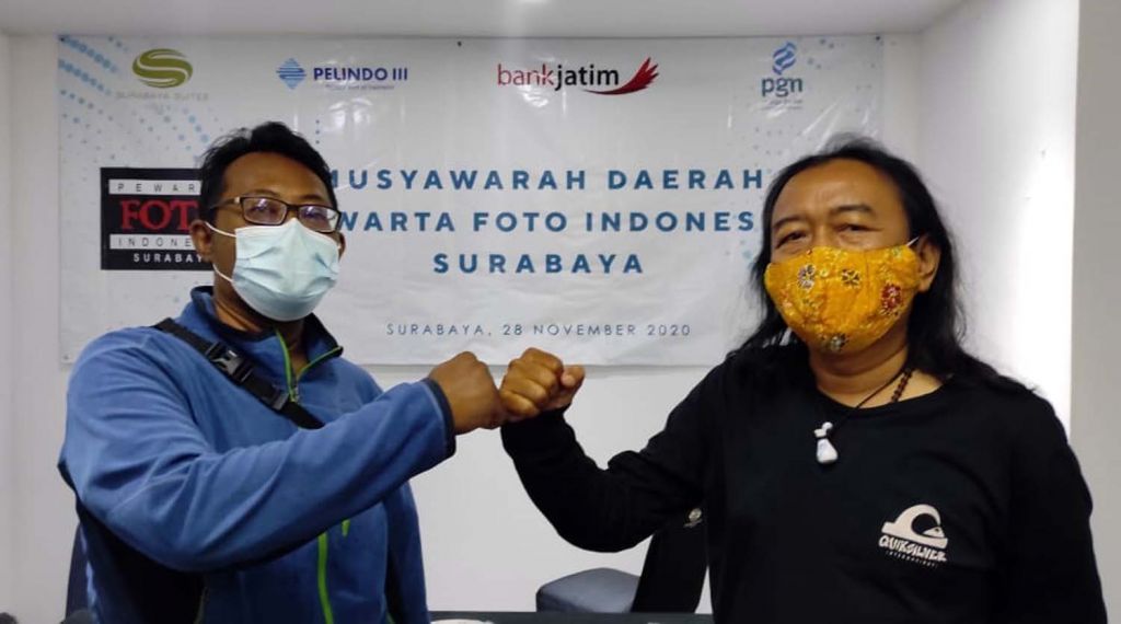 Ketua Umum PFI Surabaya 2020-2023, Suryanto (kiri) bersama ketua umum sebelumnya Totok Sumarno