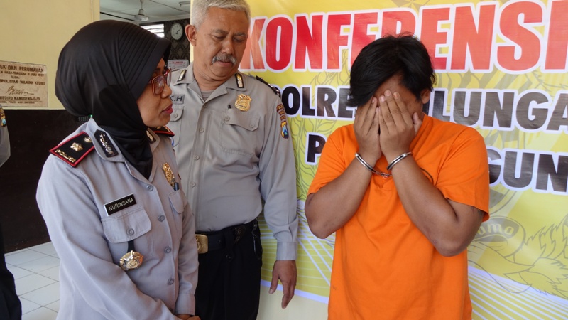 Tersangka Agus Budiono saat digelandang di Mapolsek Ngunut, Tulungagung.