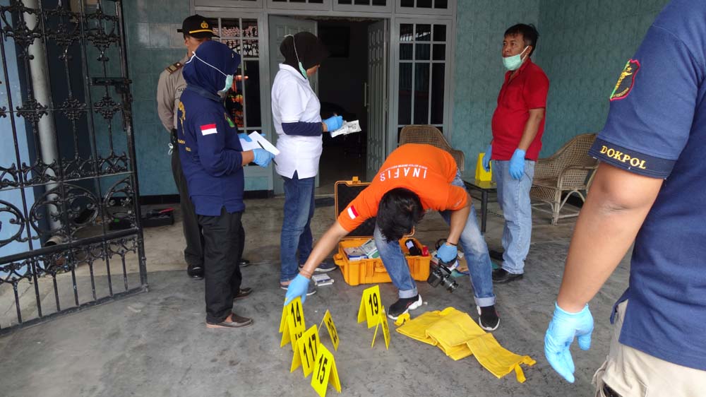 Petugas saat melakukan olah TKP