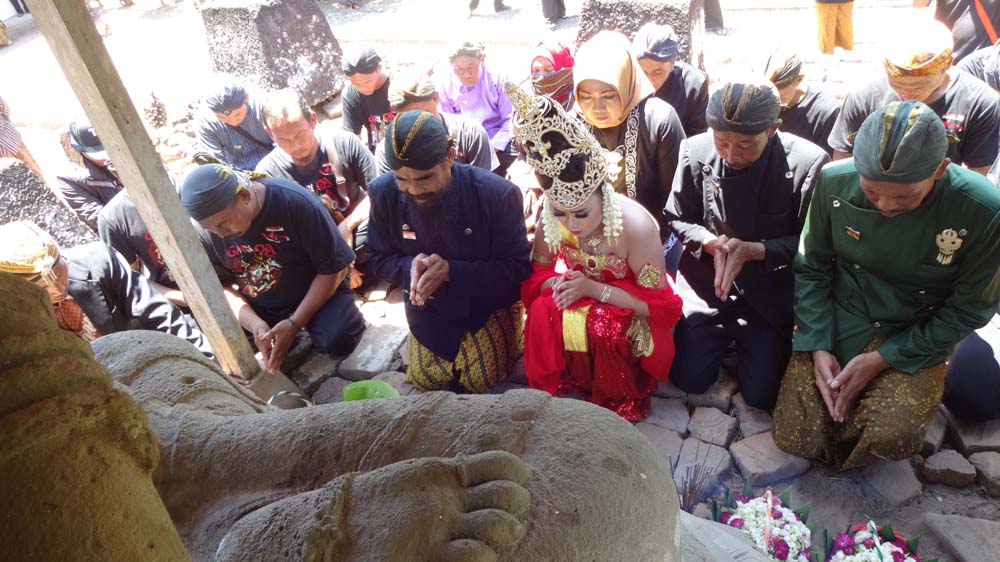 Peserta Grebek Bhineka Tunggal Ika menabur bunga diatas candi Gayatri