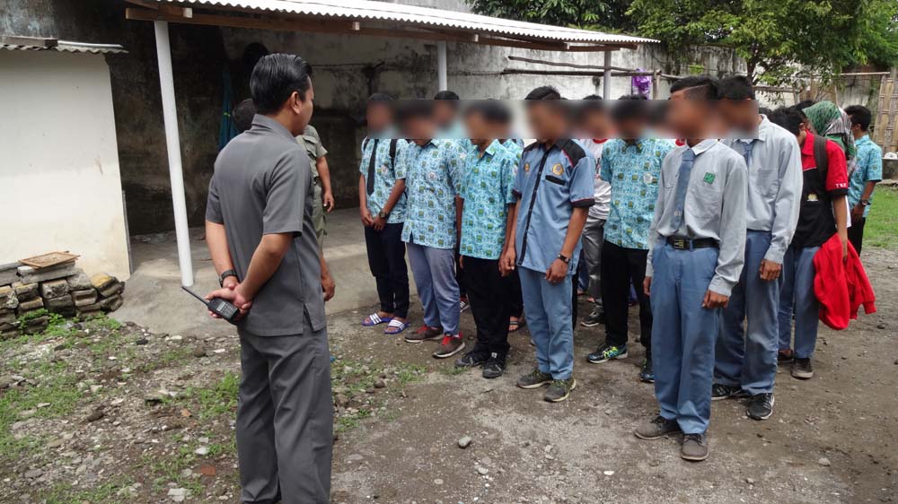 Petugas memberikan pengarahan pada siswa yang kedapatan nongkrong di warung kopi