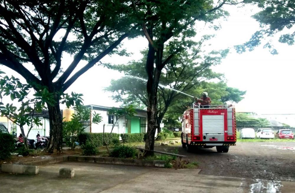 Penyemprotan disinfektan di PIOS kali ini dibantu PMK koordinator wilayah Surabaya barat