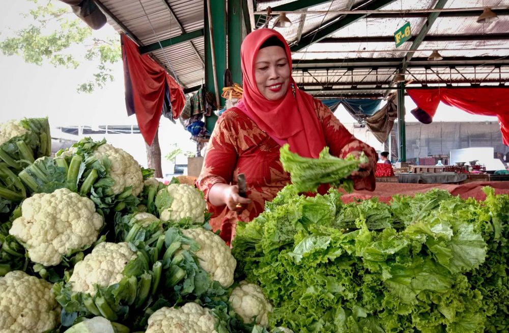 Tutik, salah satu pedagang sayur segar di PIOS