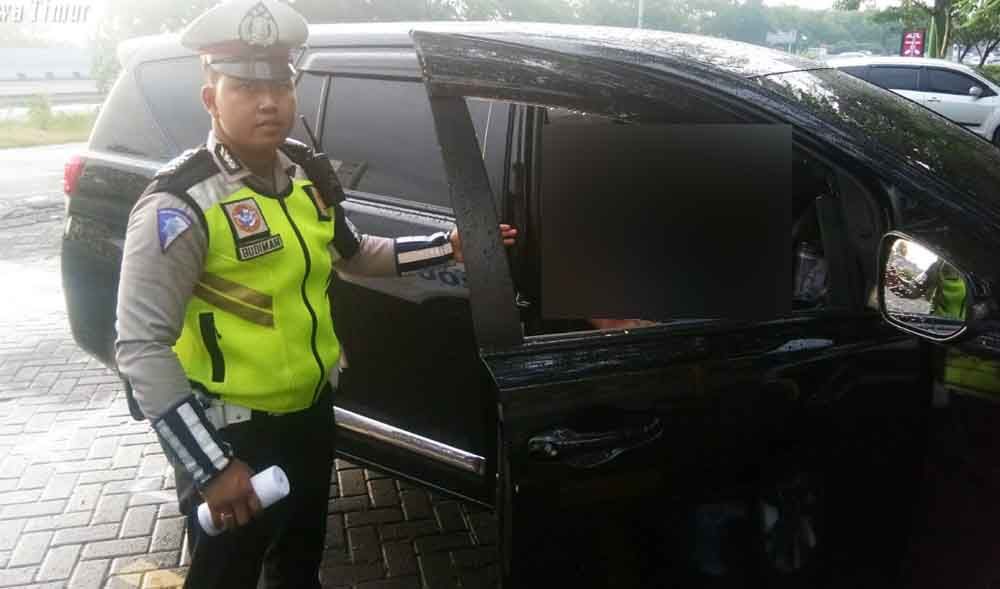 Petugas mengevakuasi jenazah korban