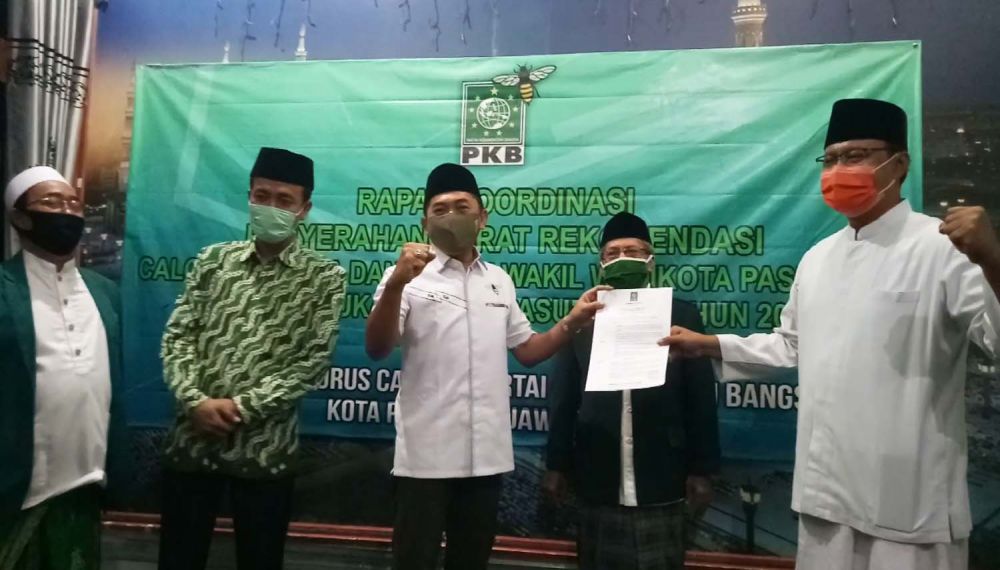 Gus Ipul saat menerima surat rekomendasi dari PKB

