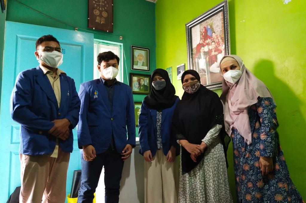 Pusat Kajian Halal ITS saat melakukan pendampingan ke pelaku UMKM