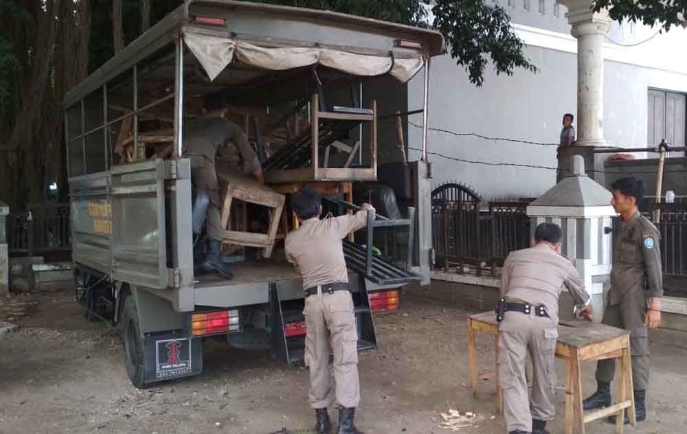 Lapak PKL di Alun-alun Ponorogo Ditertibkan