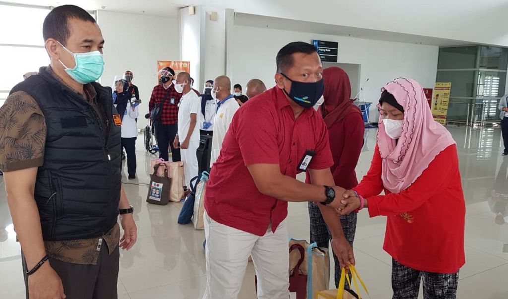 PMI asal Jatim yang dideportasi dari Malaysia melalui Embarkasi Juanda mendapat bantuan