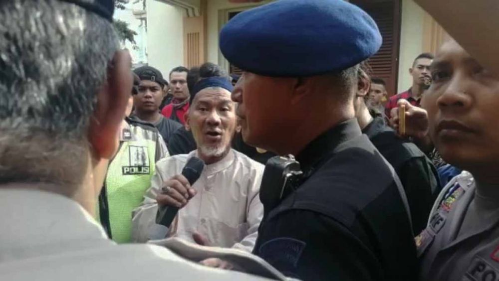 Pria yang diduga berteriak PKI (pegang mic) saat memberikan penjelasan kepada massa Banser di PN Surabaya