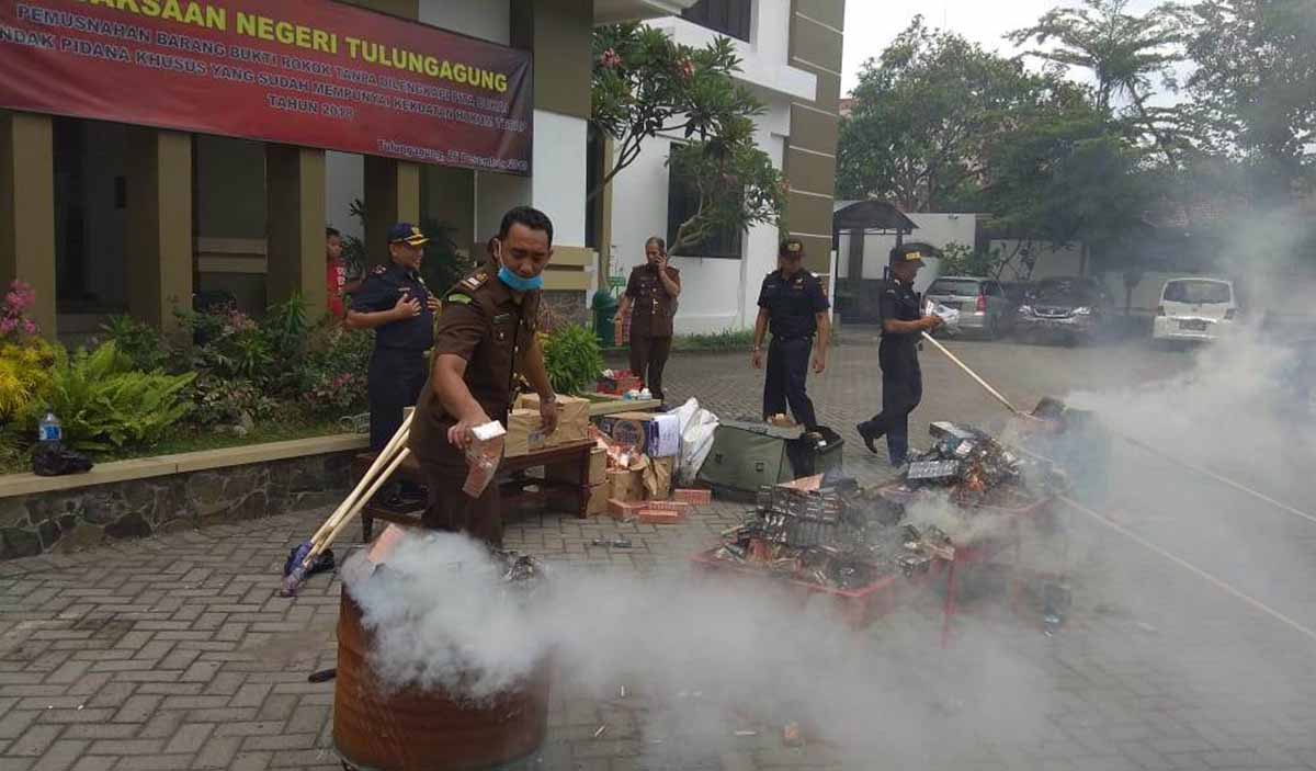 Ratusan Ribu Batang Rokok Tak Bercukai Dimusnahkan