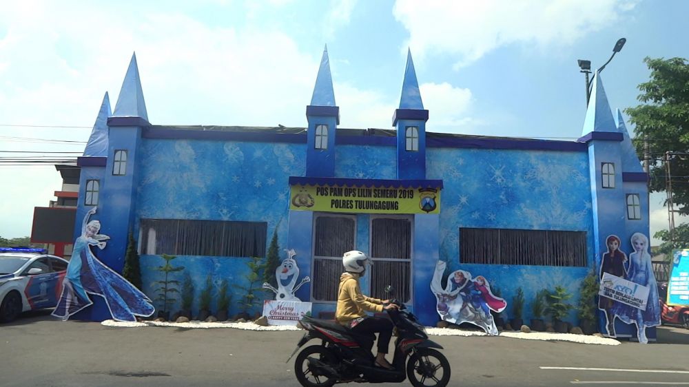 Pos pengamanan Polres Tulungagung bertema film Frozen