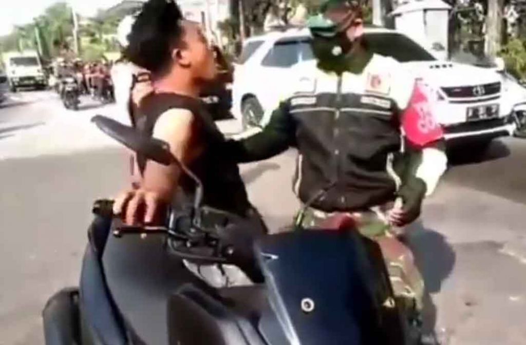 Viral Video Pemotor Ngamuk dan Rusak Spanduk Penyekatan PPKM di Sidoarjo
