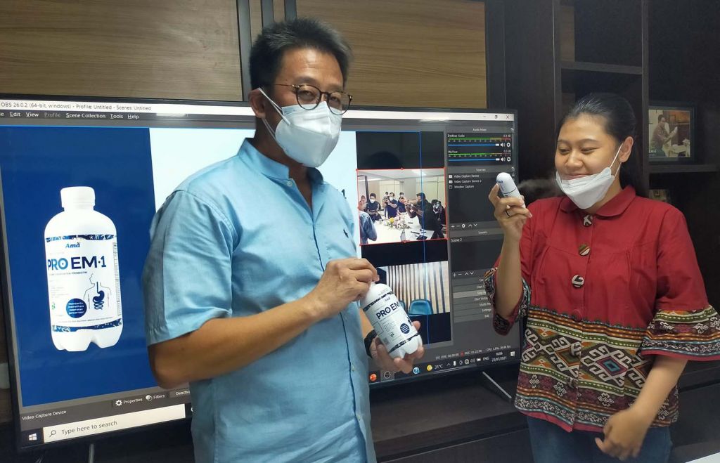 Direktur PT AMA, Recta Geson (kiri) menunjukkan PRO EM-1 yang diproduksi perusahaannya 