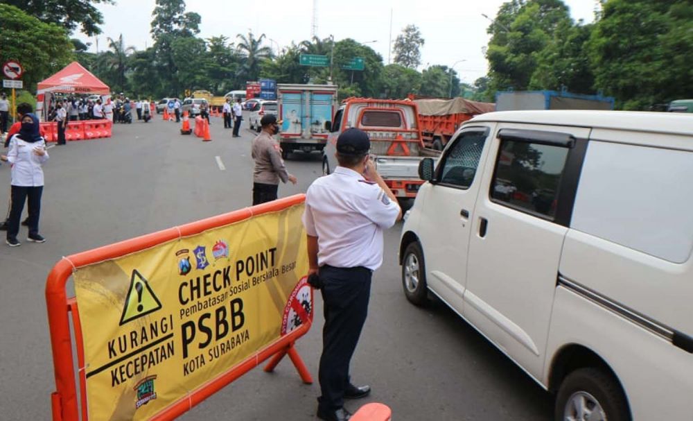 Check Point PSBB di pintu masuk Surabaya tepatnya di Bundaran Waru depan City of Tomorrow (Cito) (Foto: Fajar Mujianto/jatimnow.com)