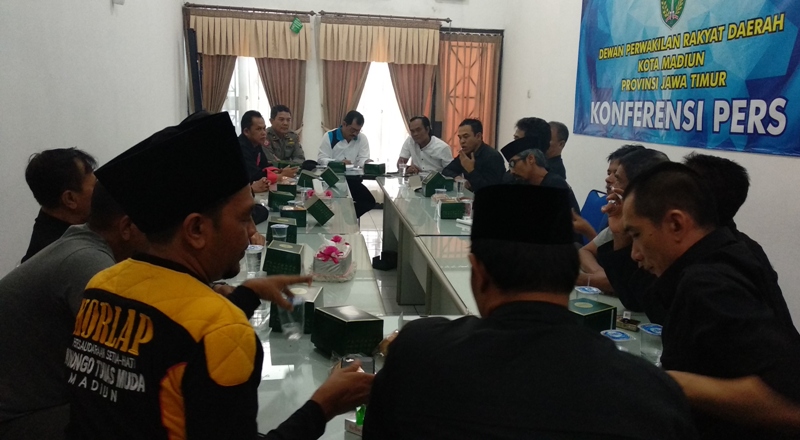 Massa PSHW saat wadul dan ditemui oleh anggota dewan.