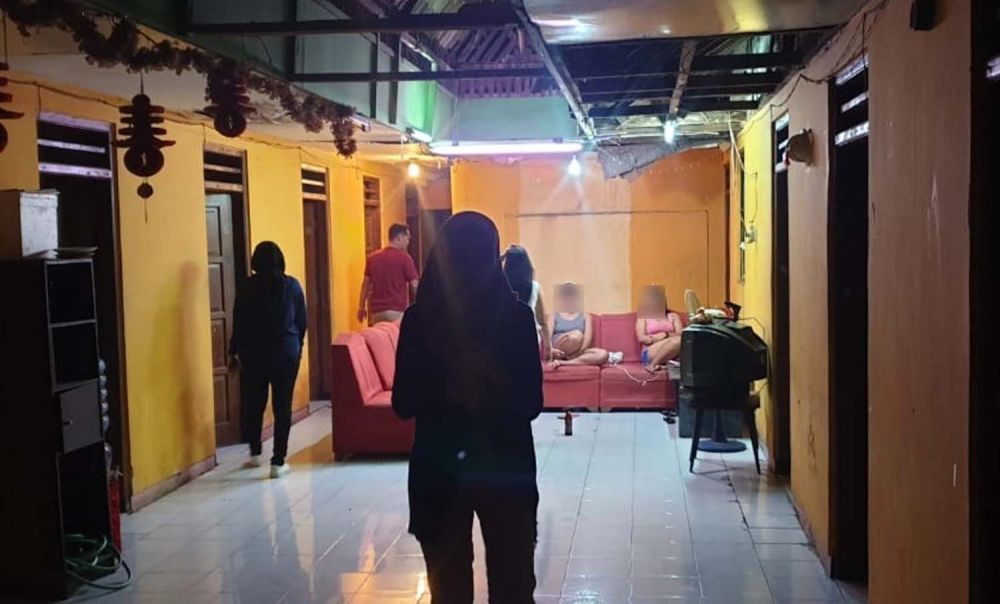 Proses penggerebekan praktik prostitusi di eks Lokalisasi Sememi, Surabaya