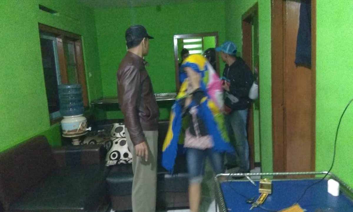 Petugas mengamankan para PSK di Tretes Pasuruan