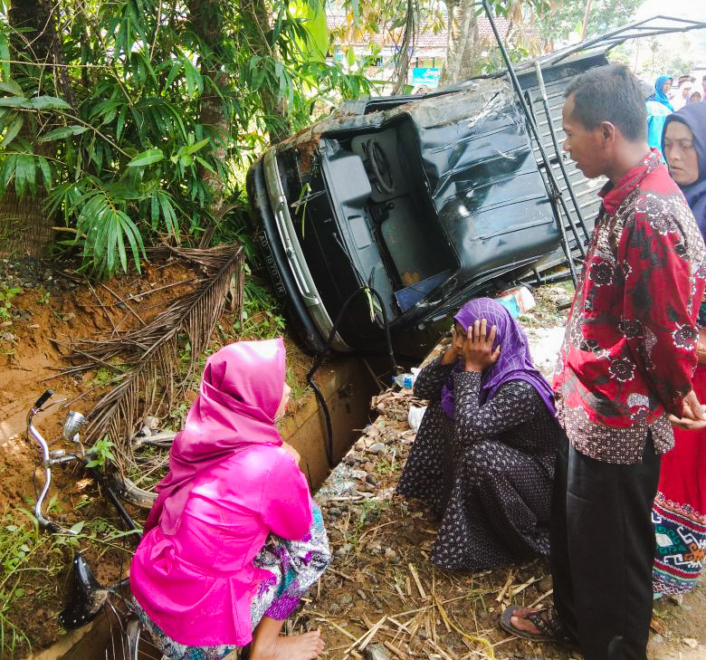 Mobil Pick Up Pengiring Pengantin Terguling, 9 Penumpang Luka-luka