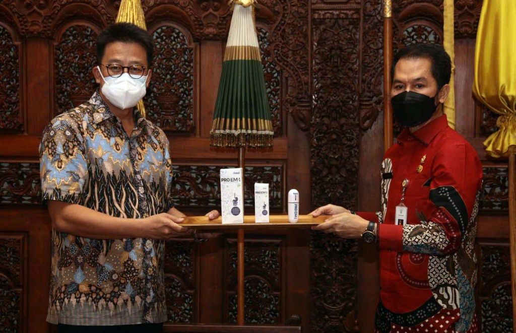 Direktur PT AMA, Recta Geson menyerahkan Pro EM-1 secara simbolis kepada Bupati Kudus HM Hartopo (Foto-foto: Fajar Mujianto/jatimnow.com)