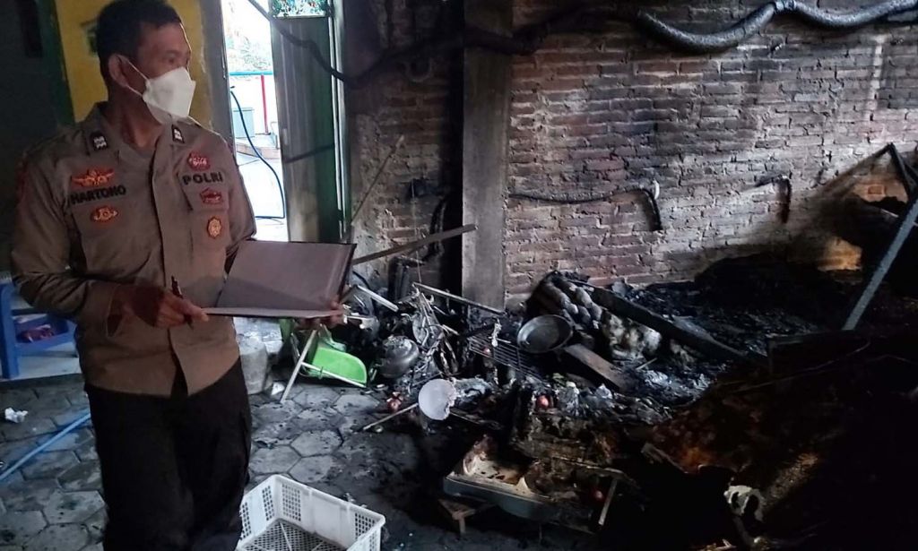 Polisi melakukan olah TKP di pabrik kerupuk Ponorogo yang terbakar